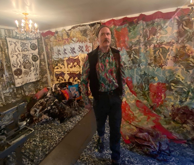 Krist among Darbury panels.