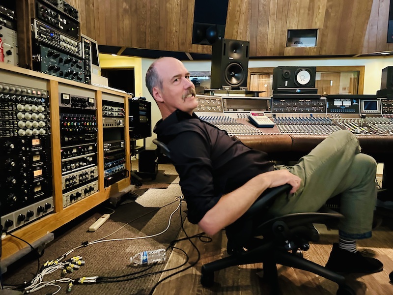 Krist in studio.